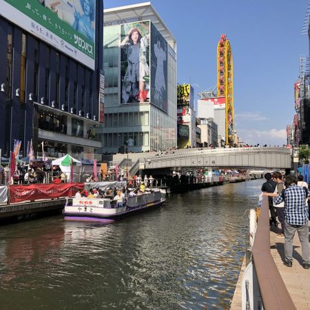 道頓堀 船が行きかう戎橋の風景